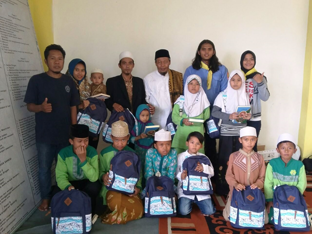 Mapak Alam Unpas menyerahkan bantuan kepada yatim piatu di Pondok Pesantren Aminul Huda di Ciwastra, Bandung