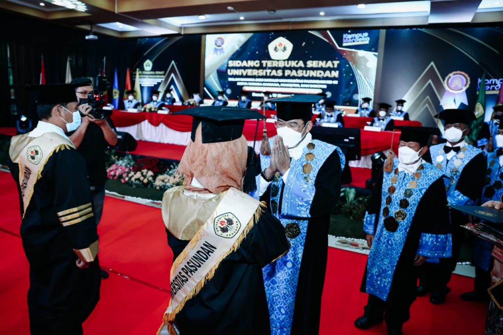 rektor lantik wisudawan