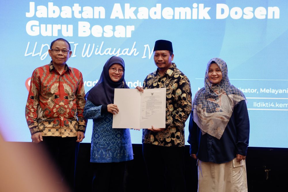 Dosen Teknik Lingkungan Unpas Prof. Yonik Terima SK Guru Besar