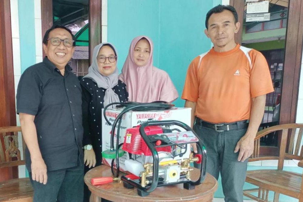 Tim PKM Ilmu Administrasi Bisnis Unpas Bantu Tingkatkan Kapasitas Produksi Bunga Hias di Parongpong