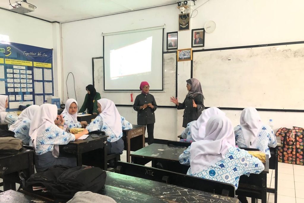 Tim PKM Prodi Kesejahteraan Sosial FISIP Unpas menggelar kegiatan pengabdian di SMA Pasundan 3. (Foto: Istimewa)