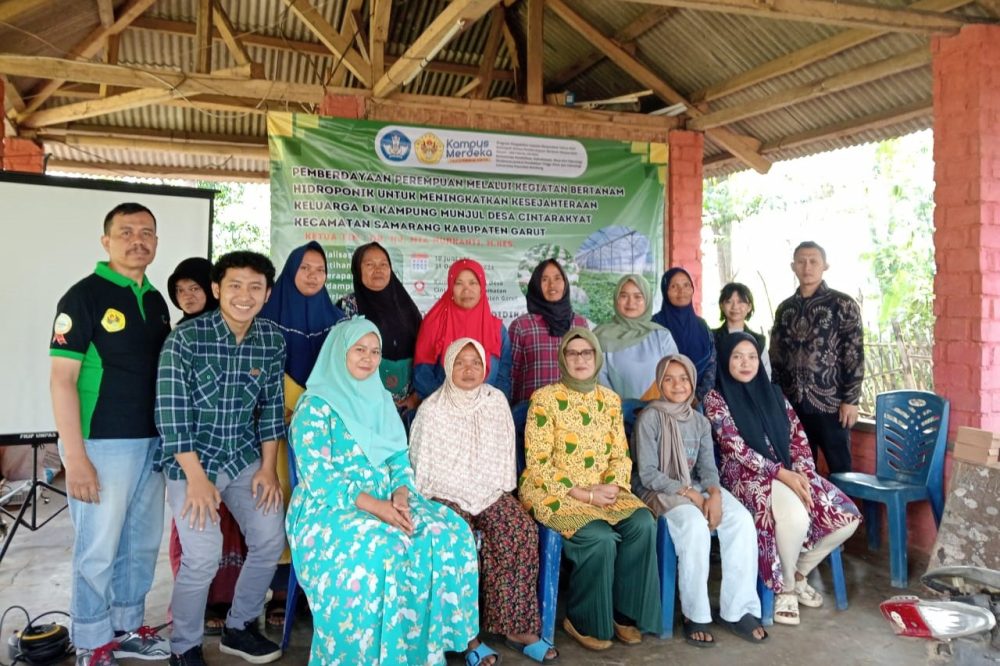 Tim PKM Pendidikan Biologi Buat Program Pemberdayaan Perempuan Melalui Hidroponik di Kampung Munjul Garut