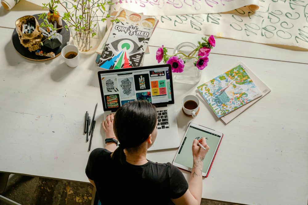 Dosen DKV Unpas Bagikan Cara Optimalkan Desain Poster di Era Digital