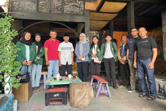 LLDikti IV-Tim Unpas Sosialisasi dan Edukasi Soal Penanganan Sampah di Kelurahan Pasirkaliki dan Tamansari