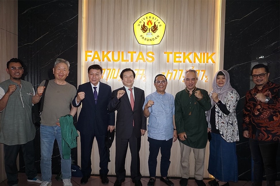 Guru Besar Hanyang University Korsel Beri Kuliah Umum di FT Unpas