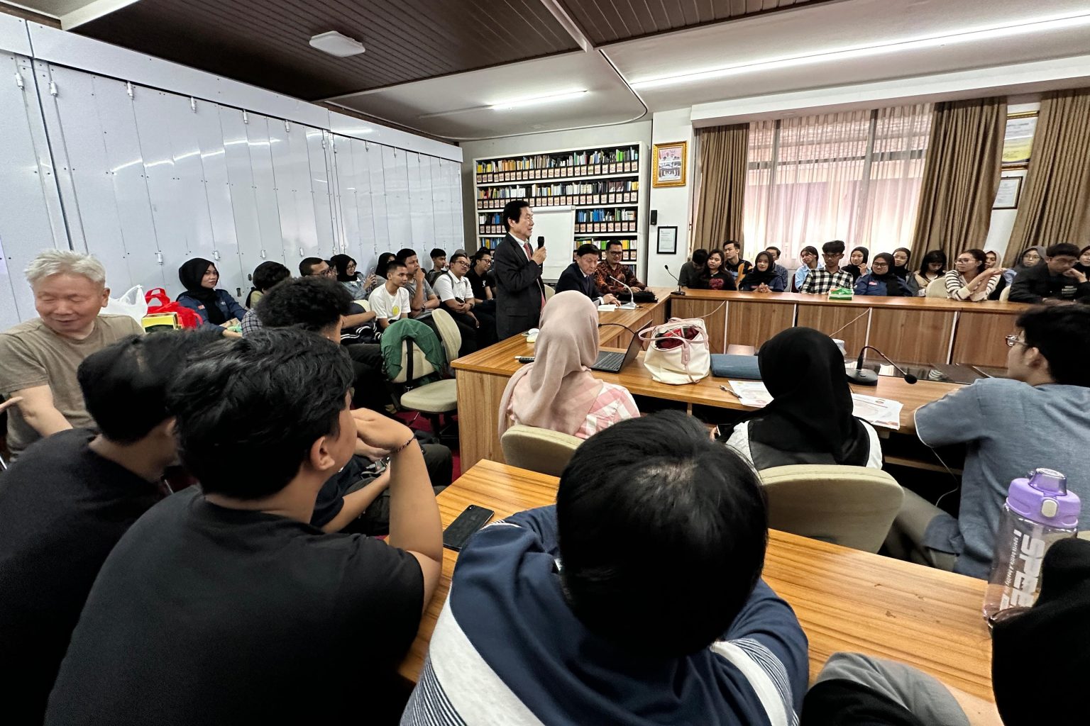 Guru Besar Hanyang University Korsel Beri Kuliah Umum di FT Unpas
