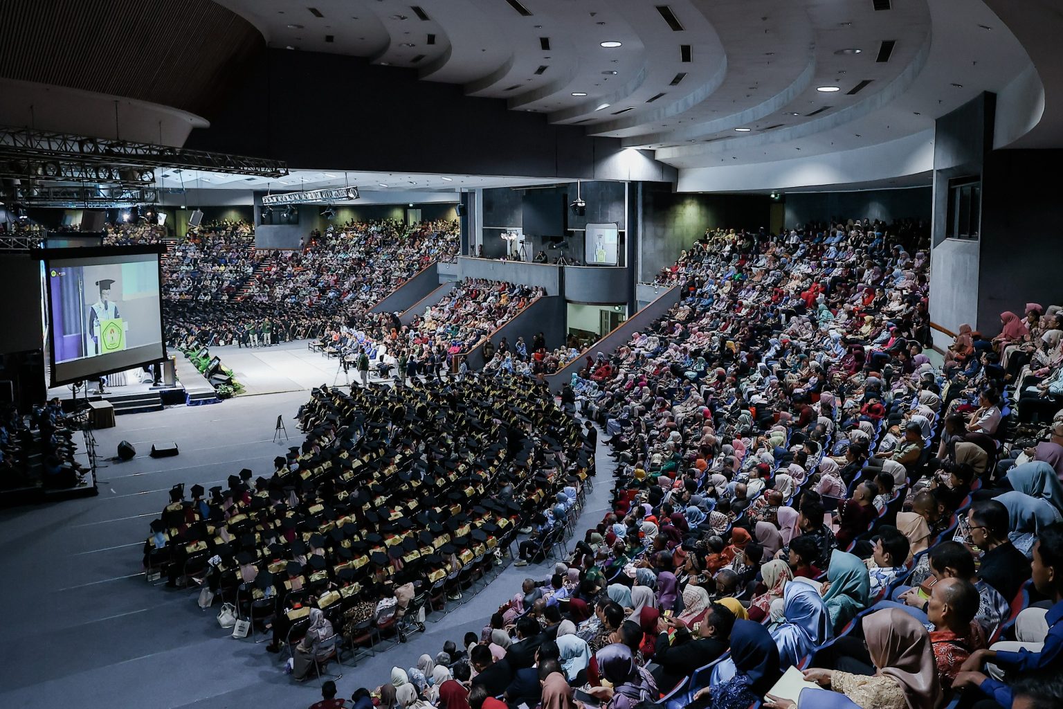 Wisuda Unpas Gelombang I TA 2024/2025: Pengetahuan Sebagai Pondasi Mencapai Kesuksesan