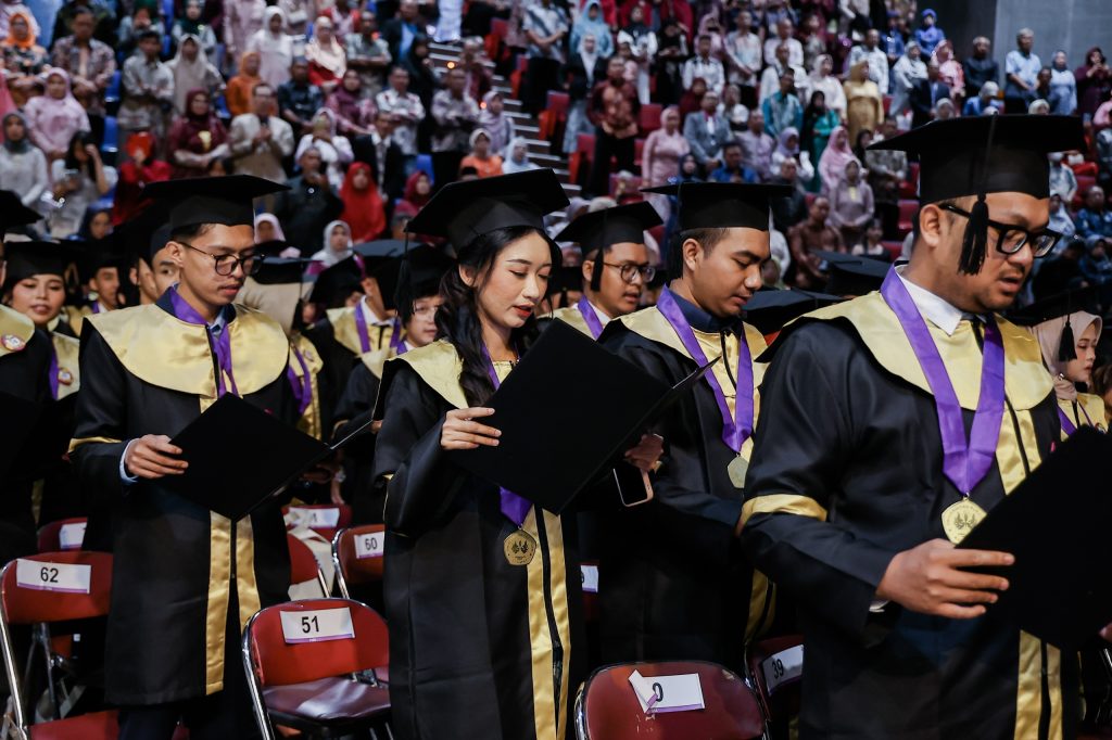 Unpas Telah Mewisuda 2.129 Lulusan, Ini Daftar Wisudawan Terbaiknya!