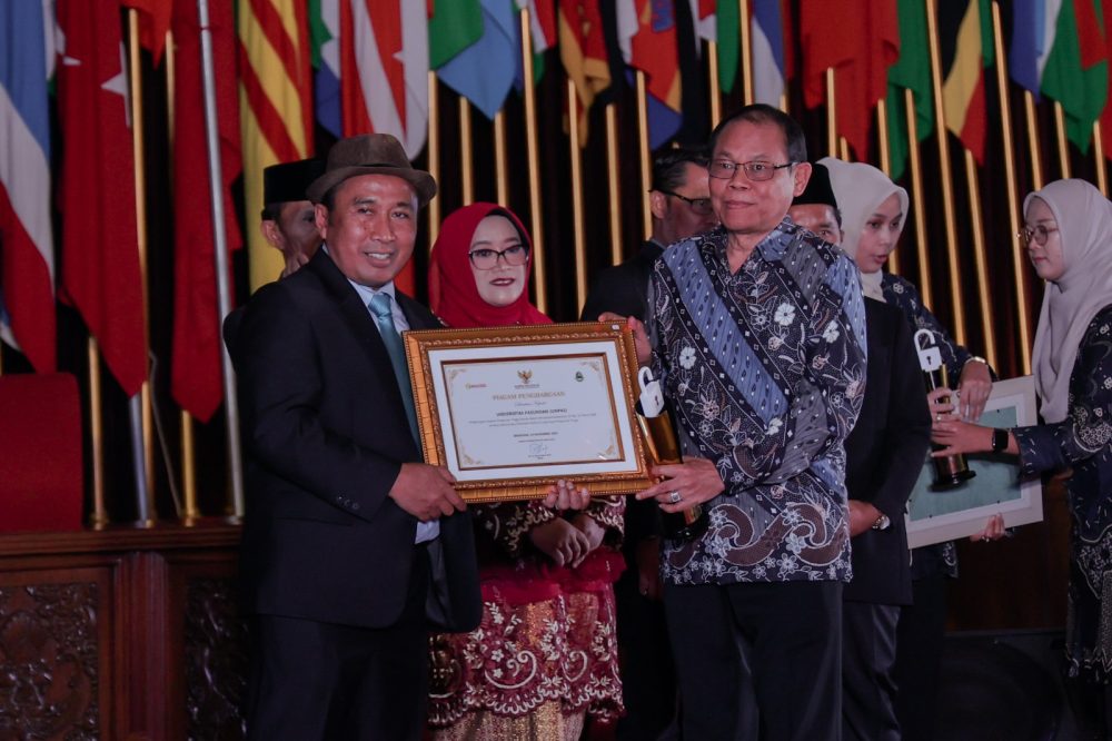 Unpas Dapat Penghargaan Kategori Perguruan Tingg Swasta Informatif di Jawa Barat
