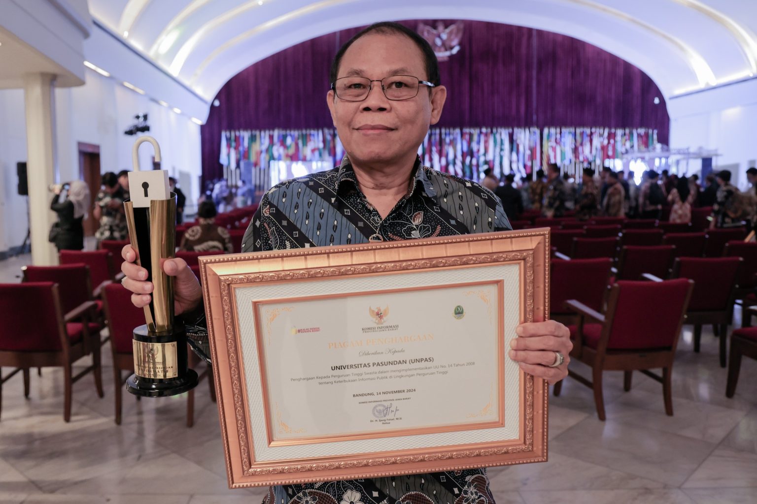 Unpas Dapat Penghargaan Kategori Perguruan Tingg Swasta Informatif di Jawa Barat