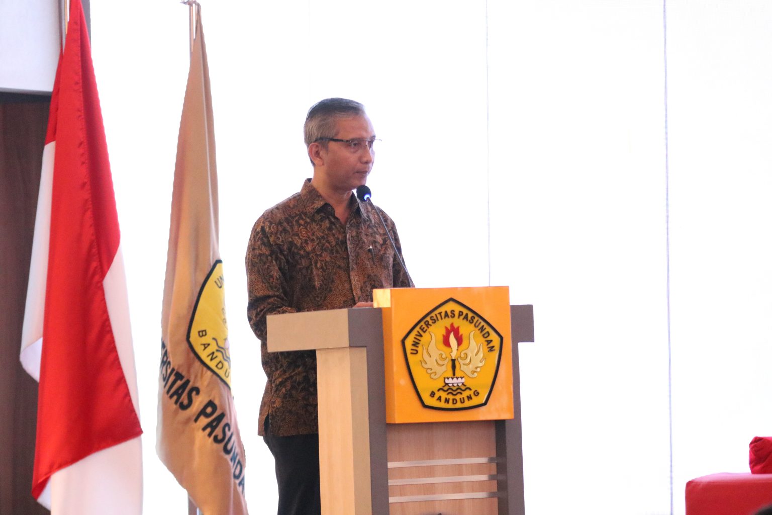 Mahasiswa Unpas dan Pelajar Dibekali Literasi Keuangan dan Jurnalistik untuk Mewujudkan Kemandirian Finansial