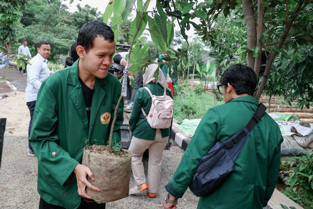 Mahasiswa Unpas Buat Lubang untuk Penanaman Bibit Pohon Program Pemkot Bandung