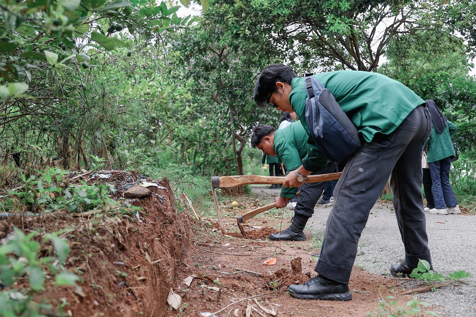 Mahasiswa Unpas Buat Lubang untuk Penanaman Bibit Pohon Program Pemkot Bandung