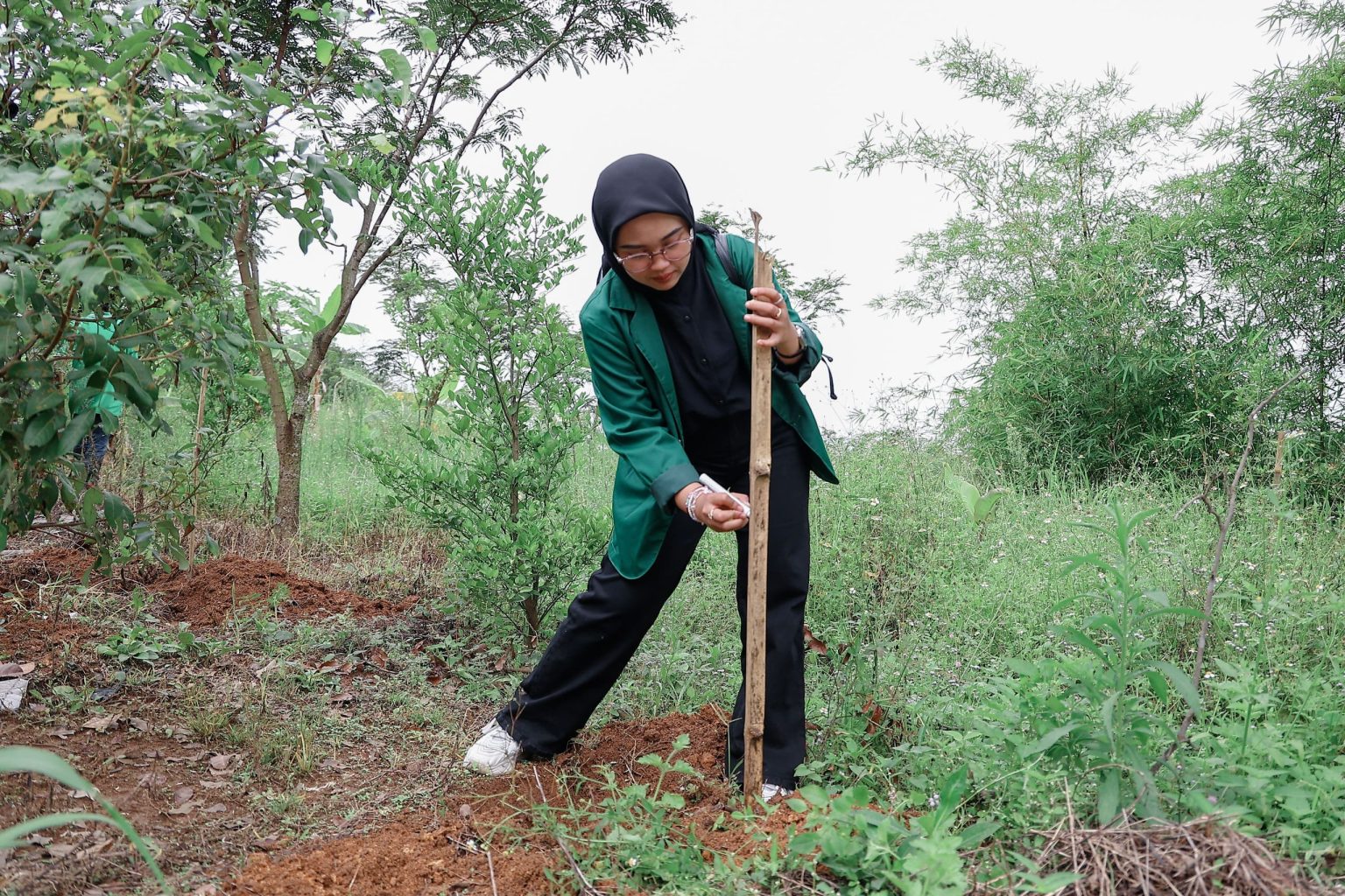 Mahasiswa Unpas Buat Lubang untuk Penanaman Bibit Pohon Program Pemkot Bandung