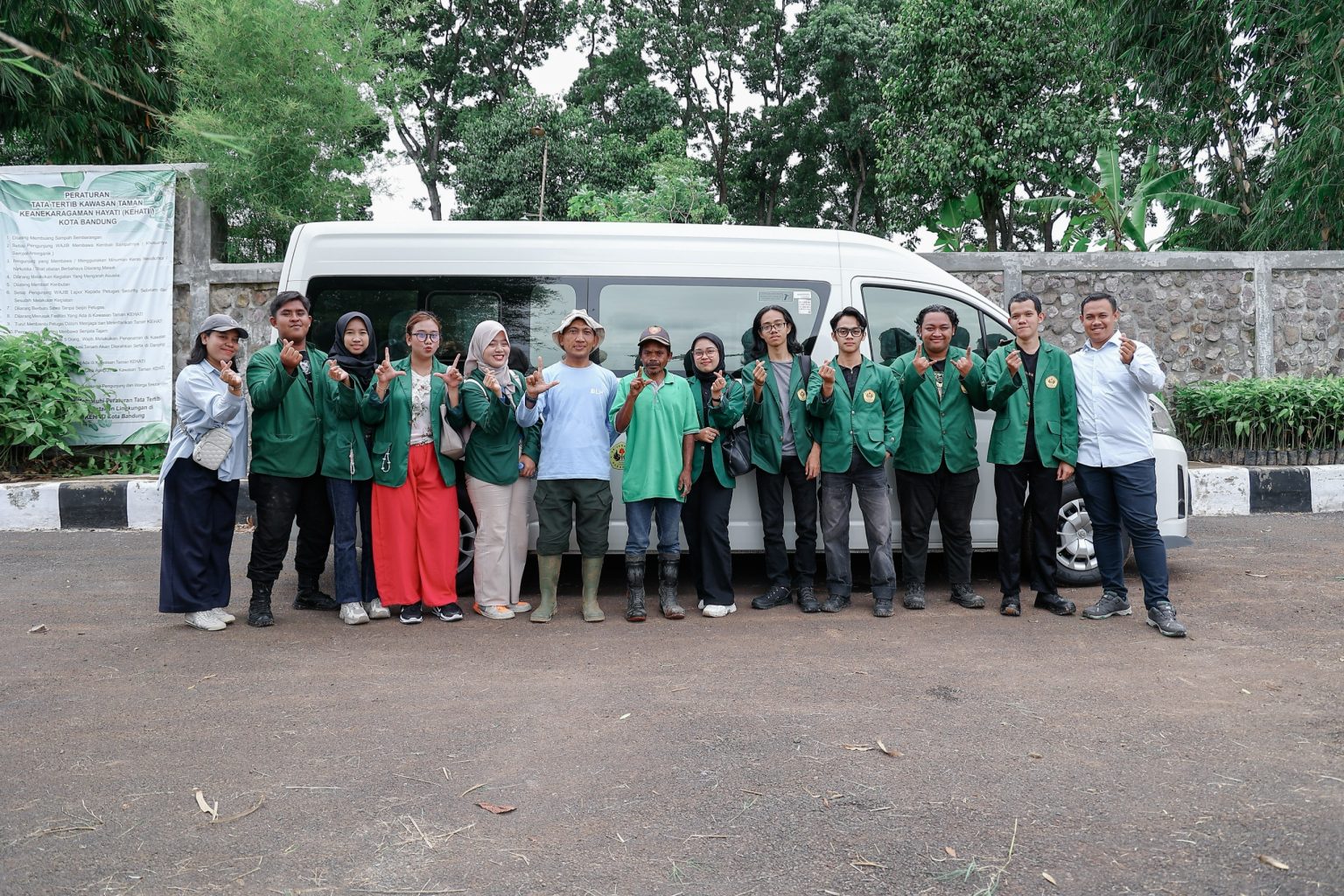 Mahasiswa Unpas Buat Lubang untuk Penanaman Bibit Pohon Program Pemkot Bandung