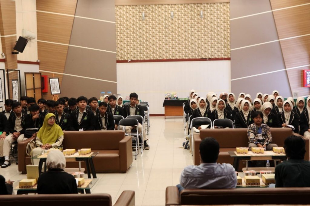 Kolaborasi Unpas dan MA PPI 24 Rancaekek Gelar Diskusi Buku 'Puisi Sunda Zaman Belanda'