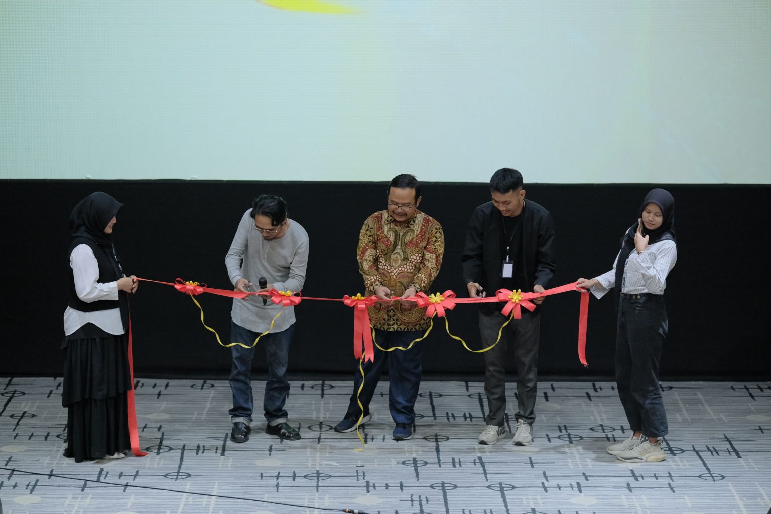 Realitas Kontras: Pagelaran Karya Fotografi dan Sinematografi Unpas di Bandung Creative Hub