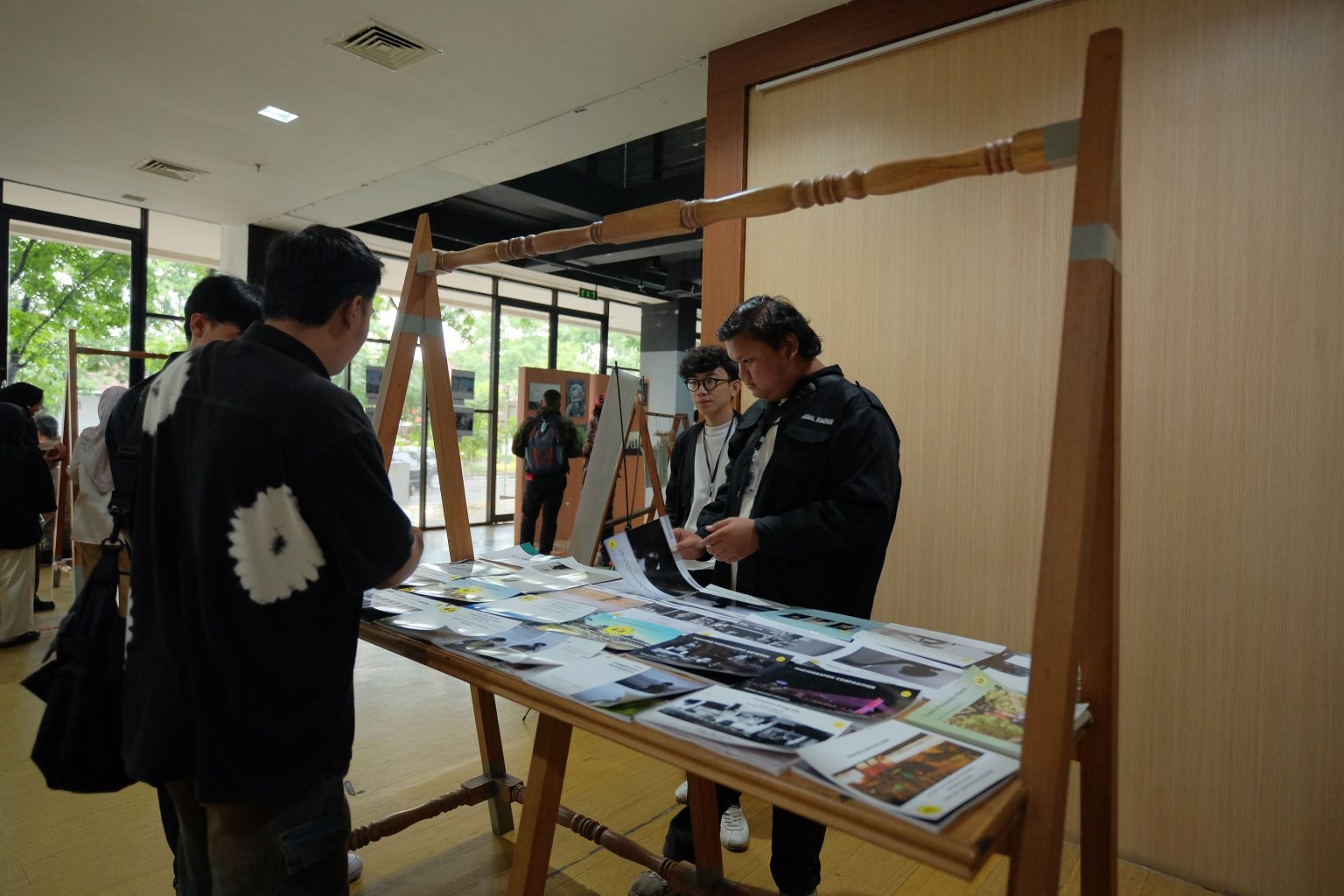 Realitas Kontras: Pagelaran Karya Fotografi dan Sinematografi Unpas di Bandung Creative Hub