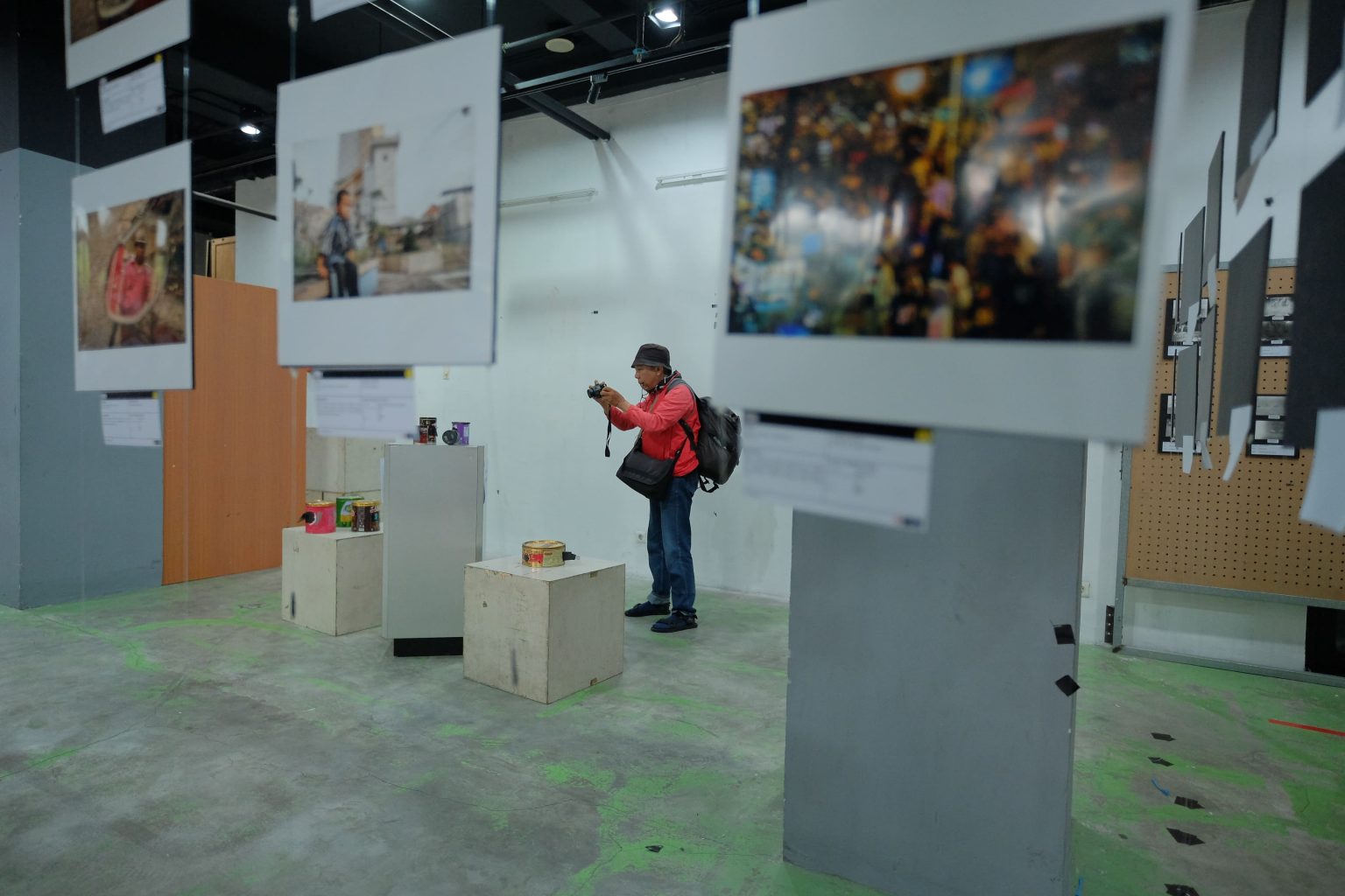 Realitas Kontras: Pagelaran Karya Fotografi dan Sinematografi Unpas di Bandung Creative Hub