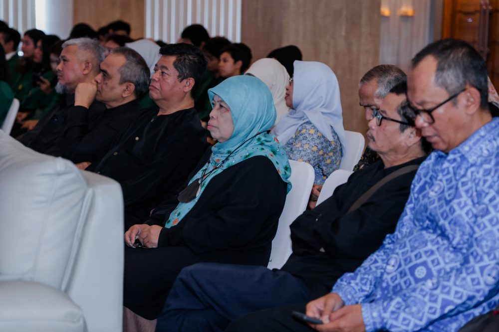 Unpas Beri Penghargaan Dosen dan Tendik yang Mengabdi Selama 30 Tahun Serta Mahasiswa Berprestasi