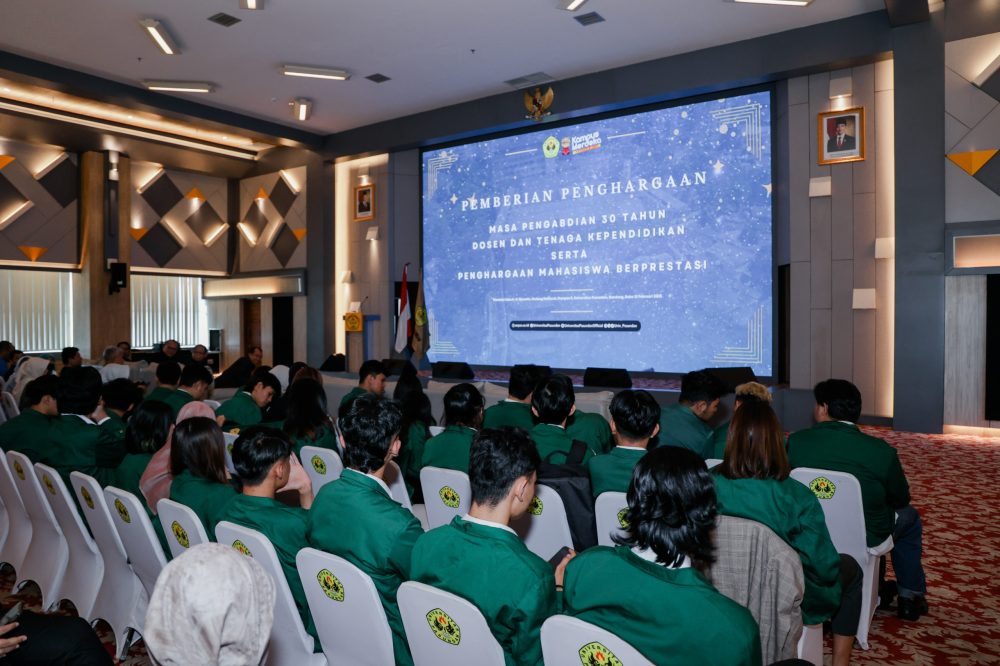 Unpas Beri Penghargaan Dosen dan Tendik yang Mengabdi Selama 30 Tahun Serta Mahasiswa Berprestasi