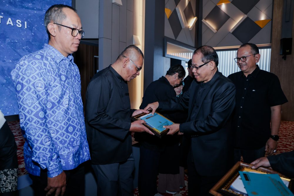 Unpas Beri Penghargaan Dosen dan Tendik yang Mengabdi Selama 30 Tahun Serta Mahasiswa Berprestasi