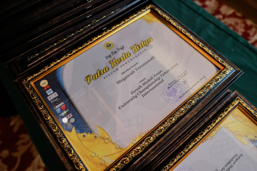 Unpas Beri Penghargaan Dosen dan Tendik yang Mengabdi Selama 30 Tahun Serta Mahasiswa Berprestasi