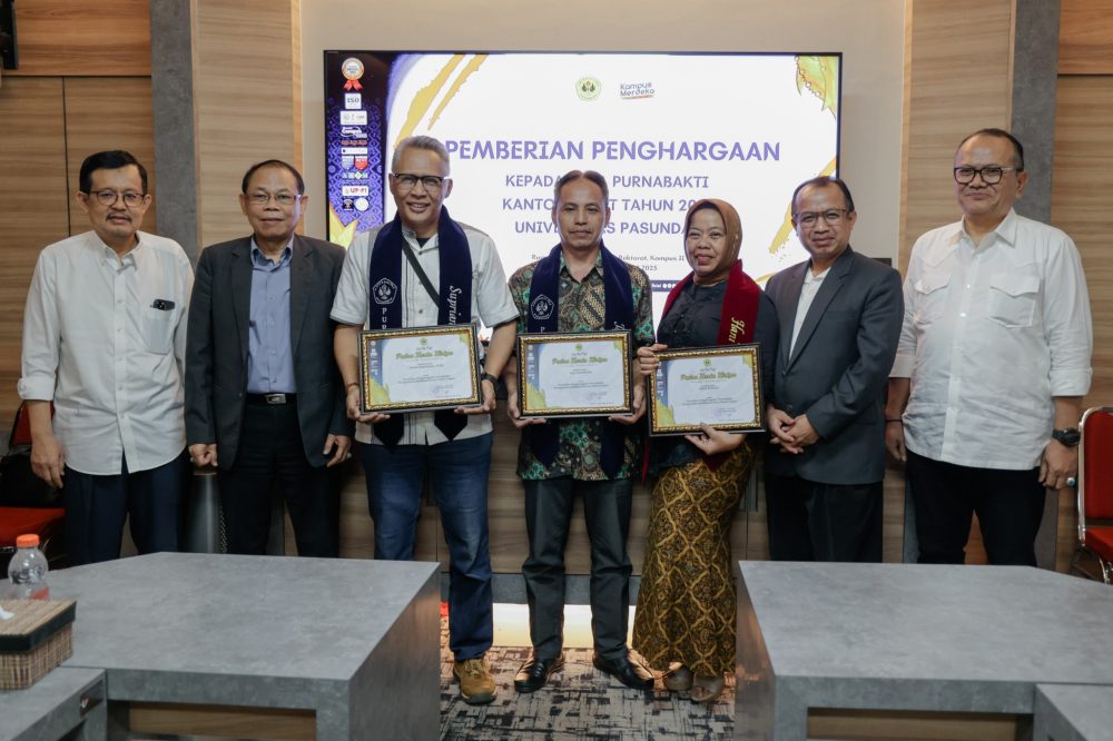 Tendik Unpas yang Purnabakti Tahun 2024 Diberikan Penghargaan