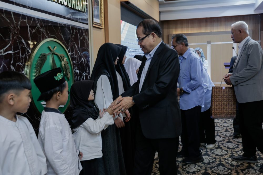 Pascasarjana Unpas Rayakan Milangkala ke-26 dengan Tausiyah dan Pemberian Santunan