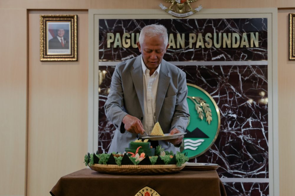 Pascasarjana Unpas Rayakan Milangkala ke-26 dengan Tausiyah dan Pemberian Santunan