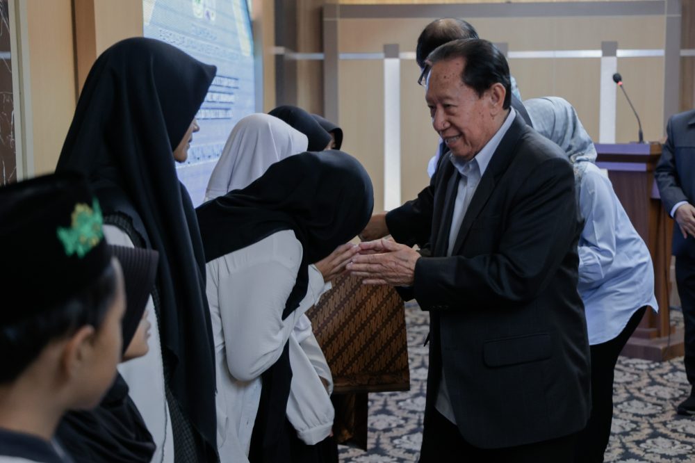 Pascasarjana Unpas Rayakan Milangkala ke-26 dengan Tausiyah dan Pemberian Santunan