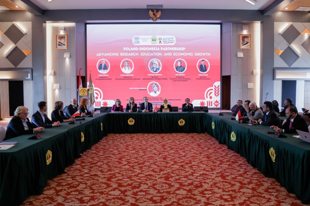 Kerja Sama Unpas - Adam Mickiewicz University