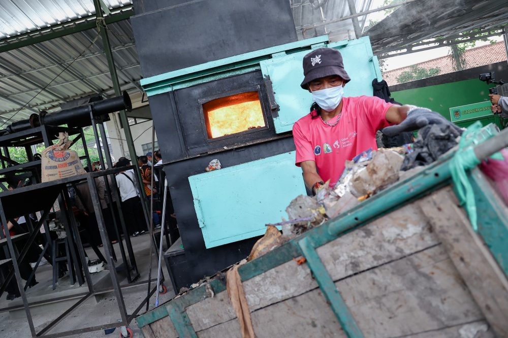 Menteri Sosial Apresiasi Inovasi Pengelolaan Sampah di Desa Binaan Unpas