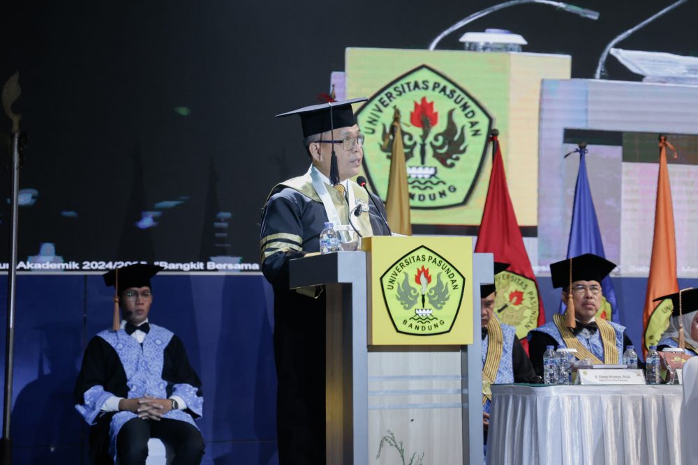 Alumnus DIM Unpas Letjen TNI (Purn) Dr. Hilman Hadi Beri Kesan Wakili Wisudawan dan Soroti Pentingnya Kompetensi