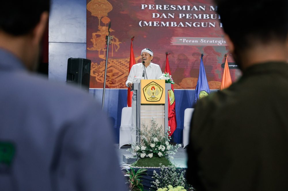 Gubernur Jabar Dedi Mulyadi Beri Hadiah Dua Mahasiswa Baru Unpas