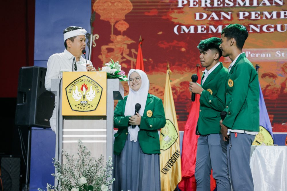 Gubernur Jabar Dedi Mulyadi Beri Hadiah Dua Mahasiswa Baru Unpas