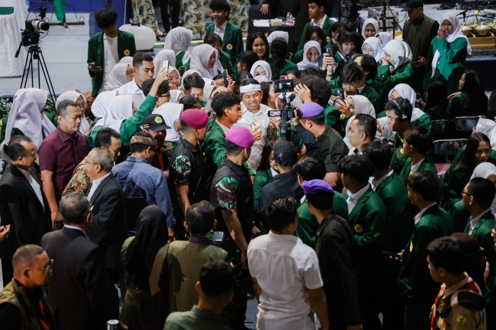 Gubernur Jabar Dedi Mulyadi Beri Hadiah Kepada Dua Mahasiswa Baru Unpas