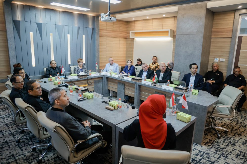 Unpas Teken MoU dengan Dennis Gabor University Hungaria