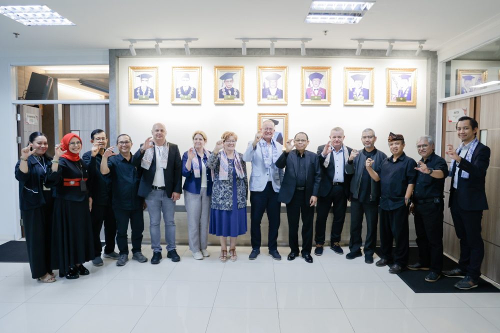 Unpas Teken MoU dengan Dennis Gabor University Hungaria