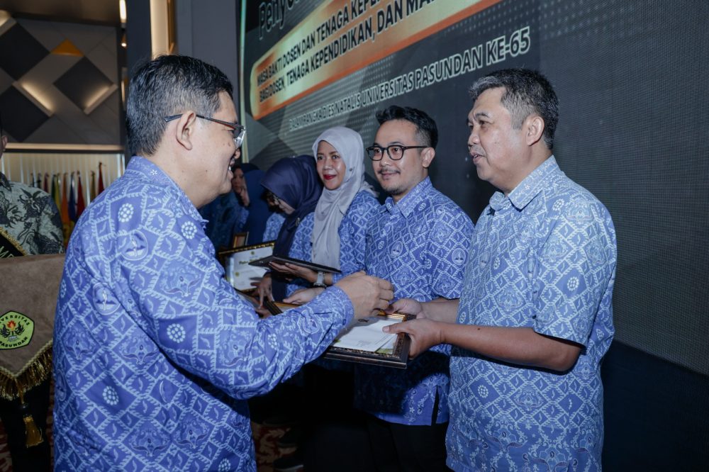 Unpas Beri Penghargaan Kepada Sivitas Akademika Berprestasi dan Masa Bakti 30 Tahun