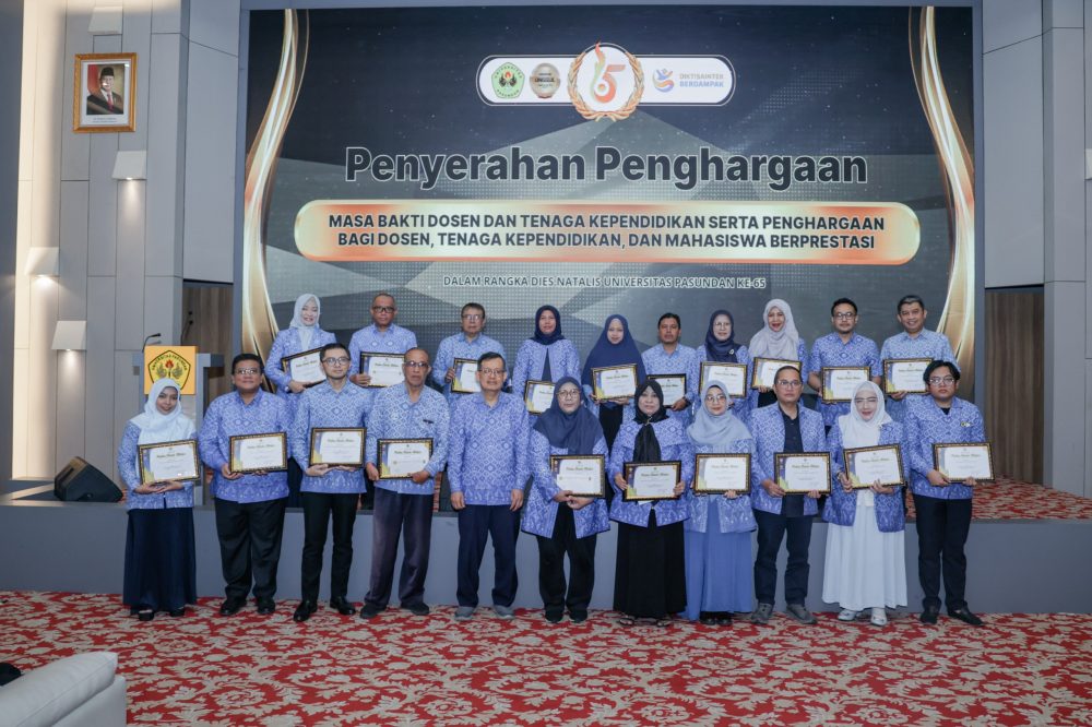 Unpas Beri Penghargaan Kepada Sivitas Akademika Berprestasi dan Masa Bakti 30 Tahun