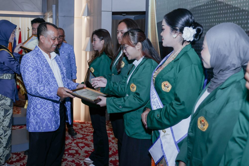 Unpas Beri Penghargaan Kepada Sivitas Akademika Berprestasi dan Masa Bakti 30 Tahun