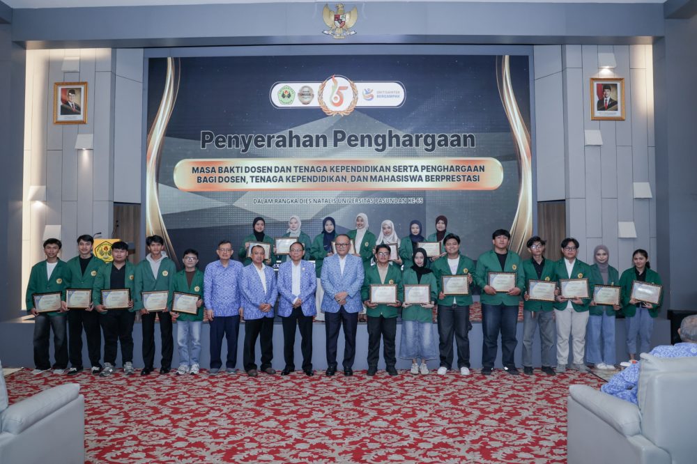 Unpas Beri Penghargaan Kepada Sivitas Akademika Berprestasi dan Masa Bakti 30 Tahun